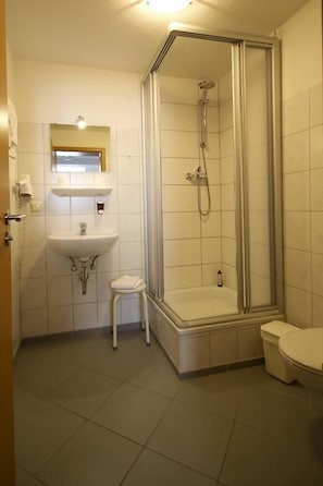 Habitación doble estándar | Baño | Toallas, jabón, papel de baño