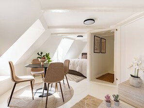 Apartment, 1 Bedroom, City View | Dining room
