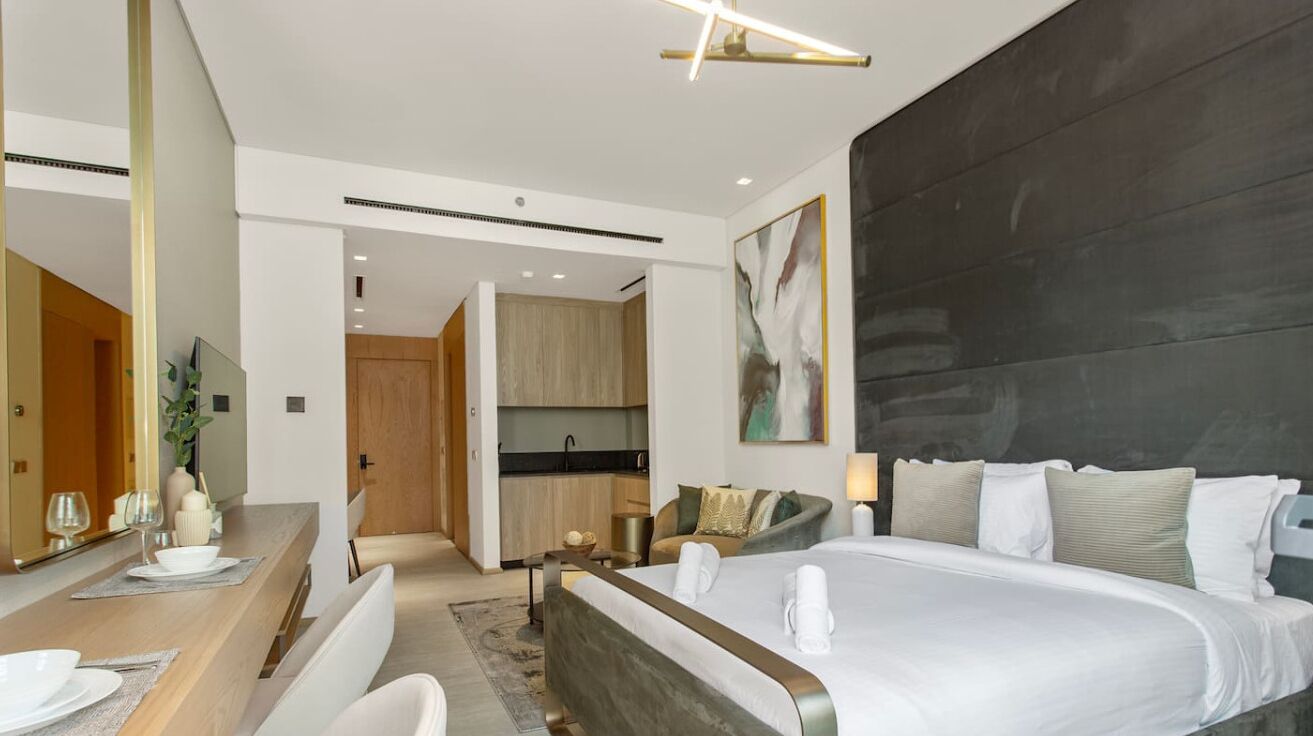 1 dormitorio, escritorio, tabla de planchar con plancha y cuna de viaje
