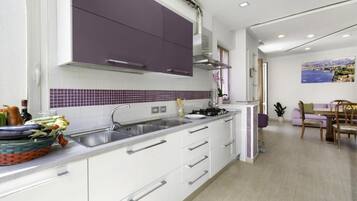 Frigorifero, lavastoviglie, bollitore elettrico, macinacaffè