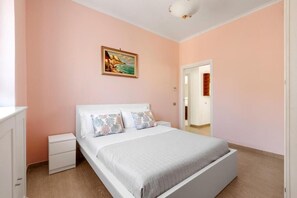 2 soverom og strykejern/-brett