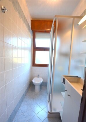 Apartamento, 2 quartos, sacada, vista para o jardim | Banheiro