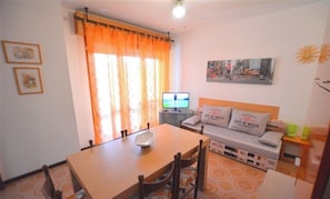 อพาร์ทเมนท์, 2 ห้องนอน, ระเบียง, วิวสวน | ห้องนั่งเล่น