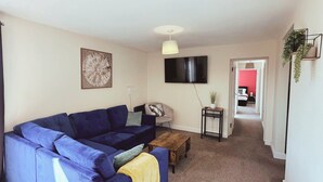 Smart TV, offices - This apartment is a 2 bedroom(s), 2 bathrooms, located in Stroud, Gloucestershire. (Gloucestershire)