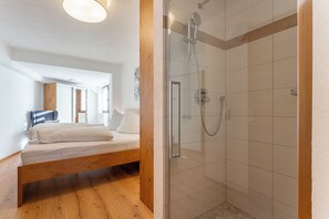 Comfort Apartment, 1 Queen Bed with Sofa bed, Patio, Mountain View | Bathroom | Shower, hair dryer, towels, toilet paper - Villa Oberbichl (Piesendorf)