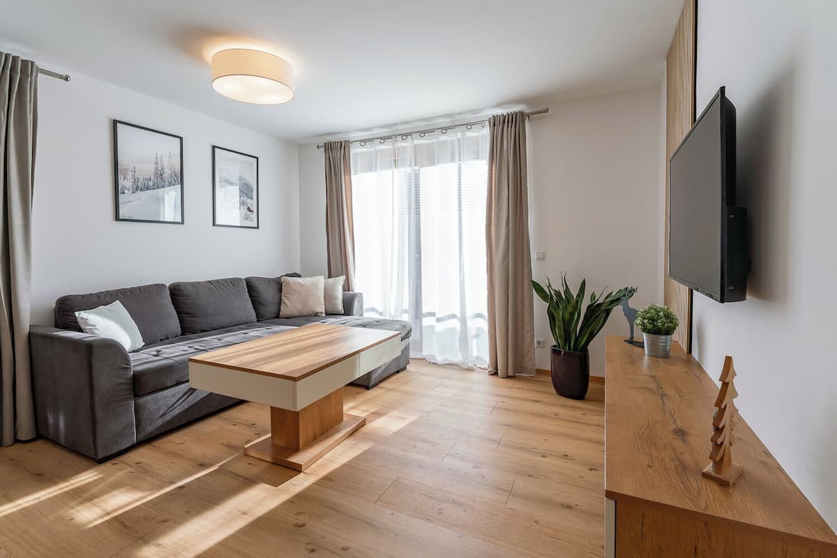 Leilighet – comfort, 2 soverom, balkong, fjellutsikt | Oppholdsområde | En 50-tommers Flatskjerm-TV med kabel-kanaler