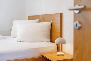 Departamento Confort, 1 habitación, patio, vista a la montaña | Espacio para trabajar con laptop y tabla de planchar con plancha 