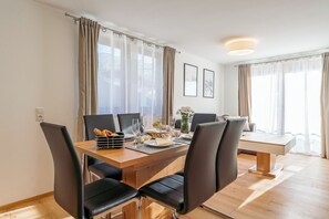 Appartement Confort, 2 chambres, balcon, vue montagne | Restauration dans la chambre