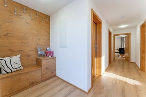 Comfort-Apartment, 2 Schlafzimmer, Balkon, Bergblick | Wohnbereich | 50-Zoll-Flachbildfernseher mit Kabelempfang