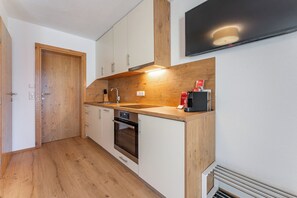 Comfort-Apartment, 1 Schlafzimmer, Terrasse, Bergblick | Eigene Küche | Kühlschrank, Ofen, Herdplatte, Geschirrspüler