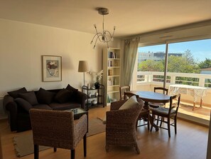 TV - Royan: Apartment 47m², Balcony, Private Parking, Elevator (Royan)