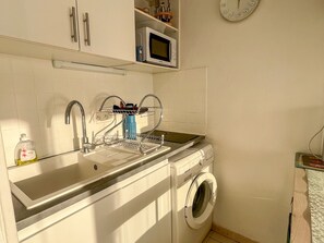 Réfrigérateur, micro-ondes, plaque de cuisson, cafetiÚre/bouilloire
