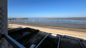 A coastal view with a sandy beach, boats, and a marina. - Arcachon - 2-Bedroom Apartment with Terrace, Sea View and Parking (Arcachon)