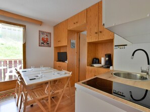Micro-ondes, plaque de cuisson, cafetière/bouilloire, grille-pain