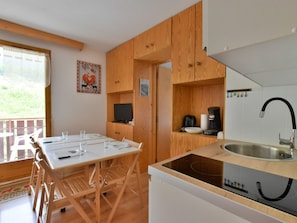 Micro-ondes, plaque de cuisson, cafetiĂšre/bouilloire, grille-pain