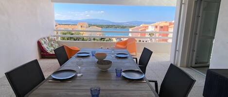 تناول الطعام بالخارج