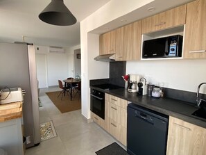 Køleskab, mikrobølgeovn, ovn, kogeplade