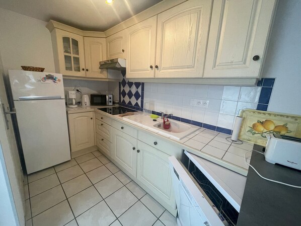 A kitchen with white cabinets, a microwave, a sink, and a dishwasher. - Family home near beach with WiFi and pets allowed (La Tranche-sur-Mer)