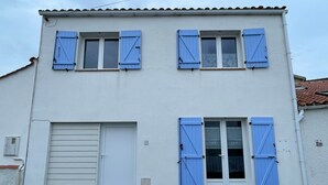 A two-story building with white walls and blue shutters on the windows. - Family home near beach with WiFi and pets allowed (La Tranche-sur-Mer)