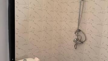 Douche, serviettes fournies, savon, papier toilette