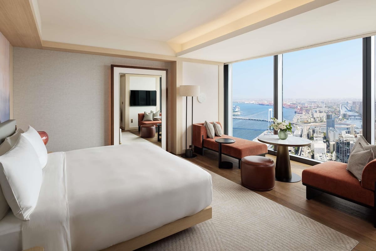 SIGNATURE King | Laptop workspace, free WiFi, bed sheets