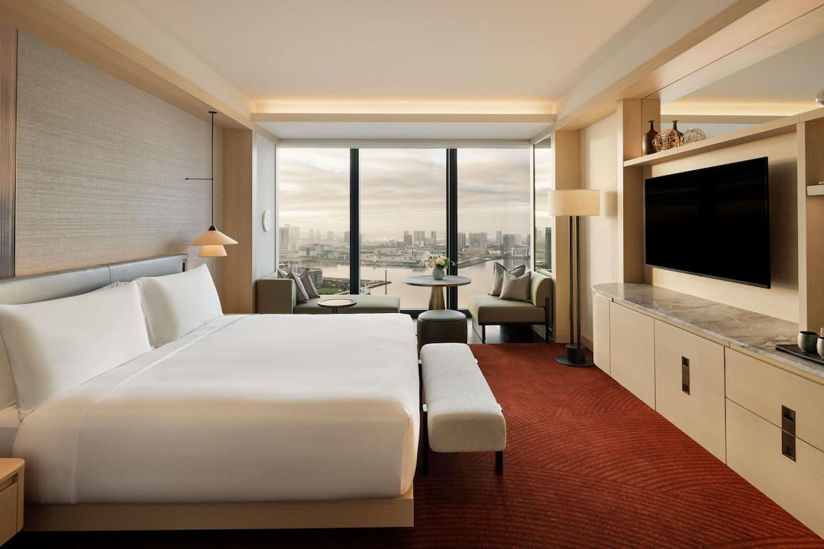 FAIRMONT GOLD Bay View King Lounge Access | Laptop workspace, free WiFi, bed sheets