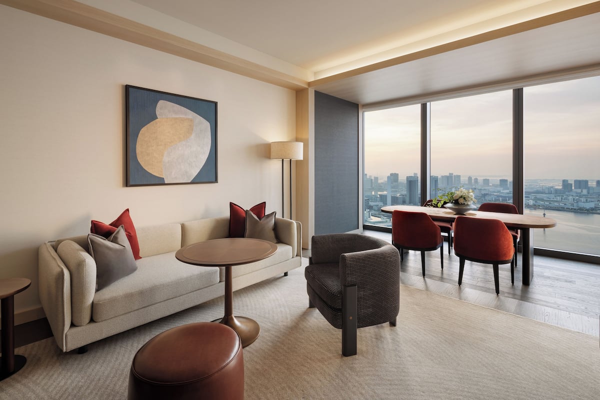 FAIRMONT GOLD SIGNATURE SUITE King Lounge access
