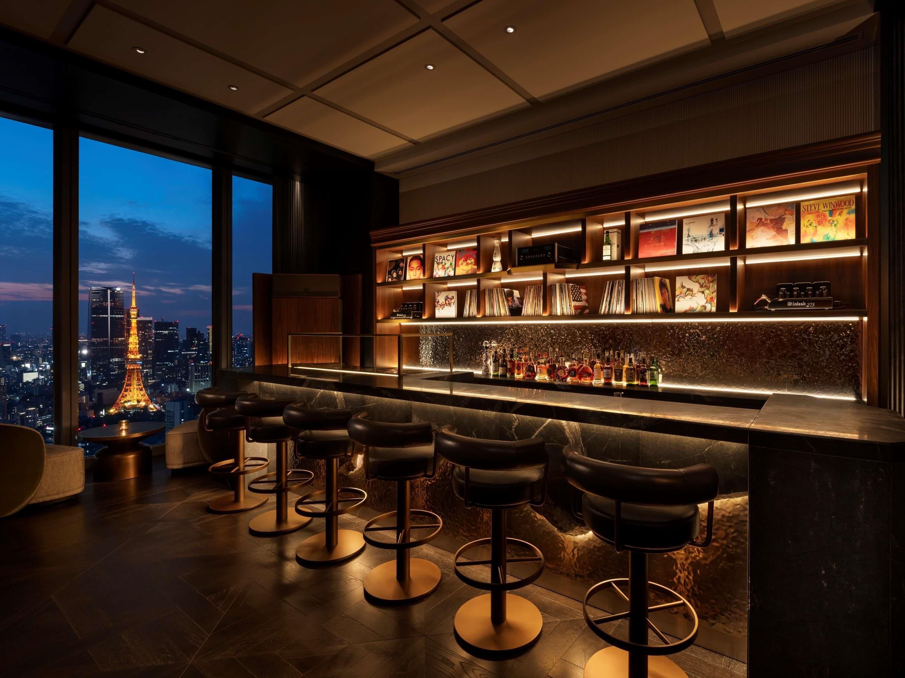 2 bars/lounges