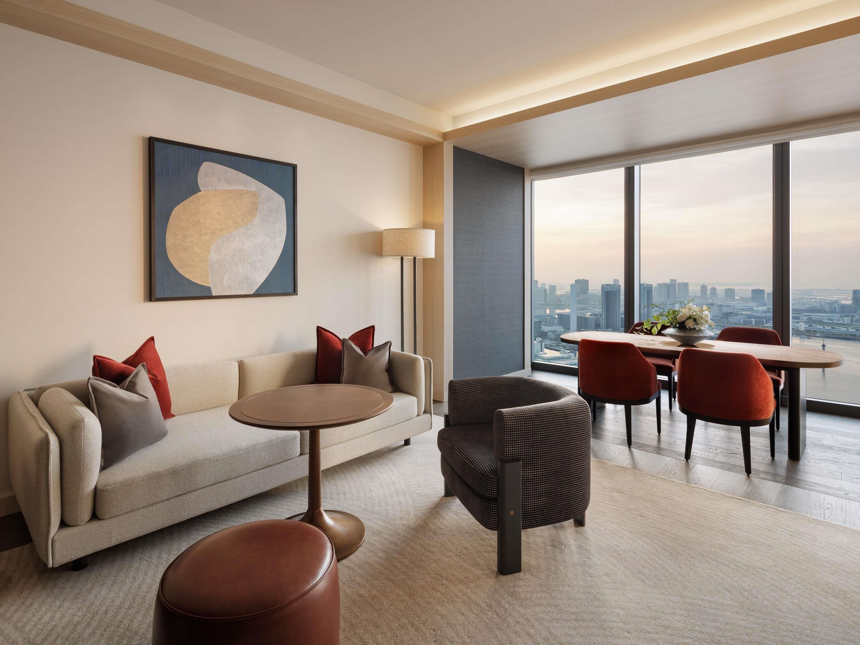 FAIRMONT GOLD SIGNATURE SUITE King Lounge access | Laptop workspace, free WiFi, bed sheets