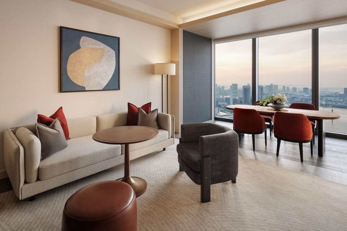 FAIRMONT GOLD SIGNATURE SUITE King Lounge access | Laptop workspace, free WiFi, bed sheets