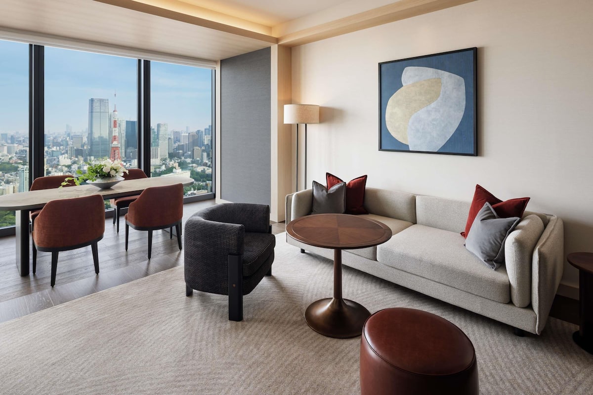 Fairmont Gold, Signature Suite, 2 Twin Beds | Laptop workspace, free WiFi, bed sheets