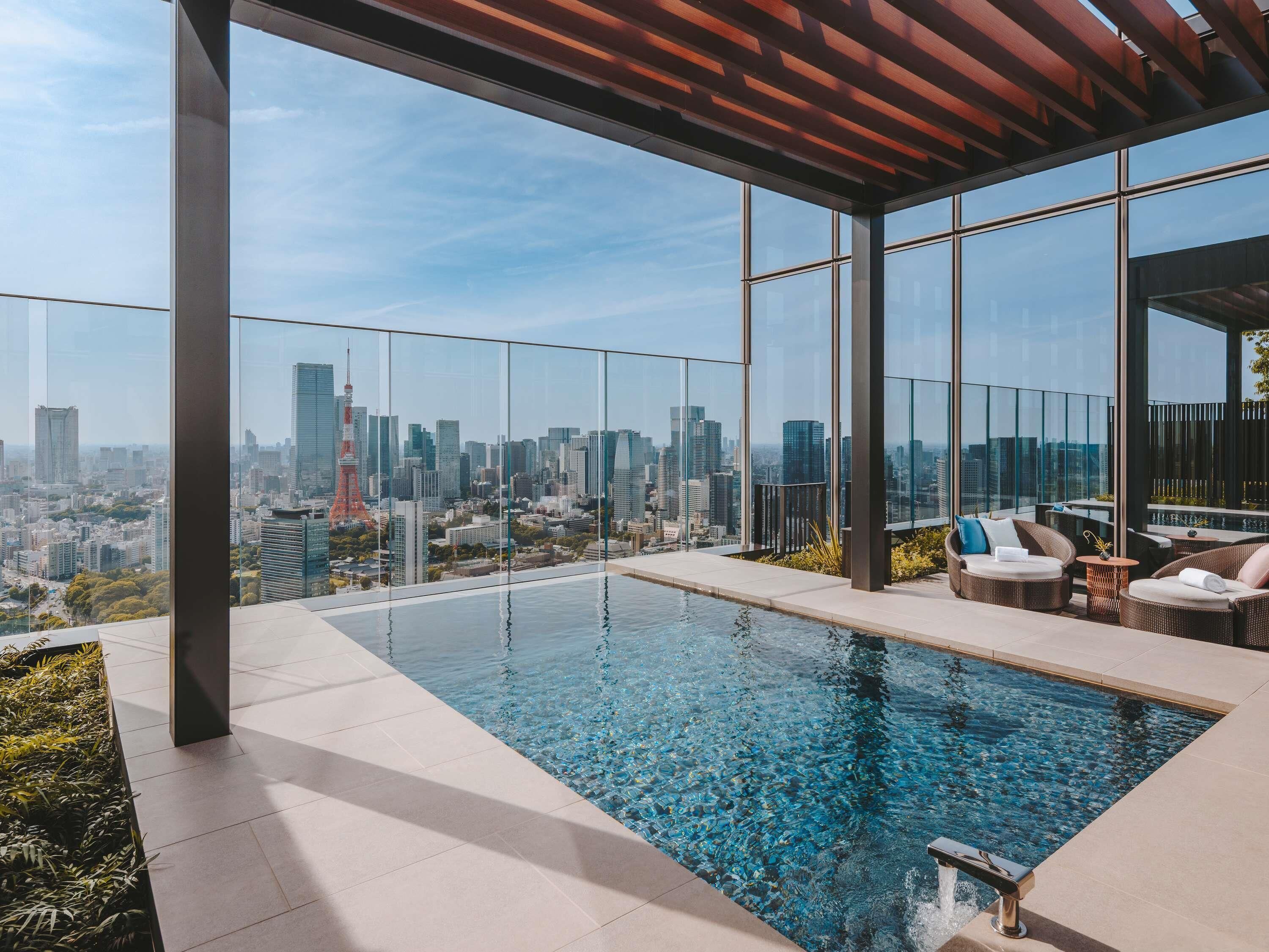 Una piscina cubierta, una piscina al aire libre