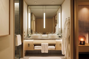 FAIRMONT GOLD Bay View King Lounge Access | Bathroom | Separate tub and shower, hair dryer, bathrobes, slippers