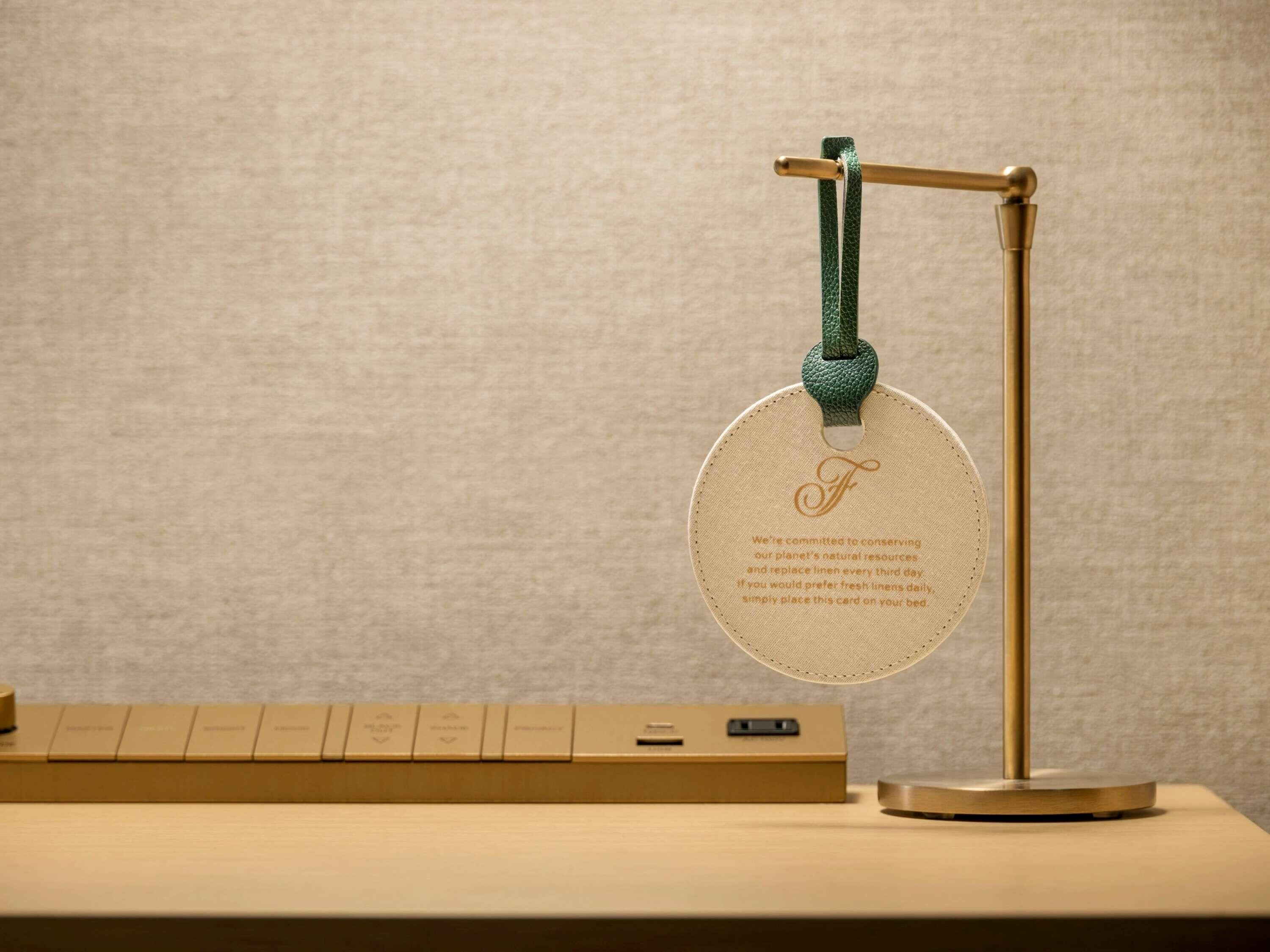 Un bureau avec une lampe, une carte avec un message et un clavier.