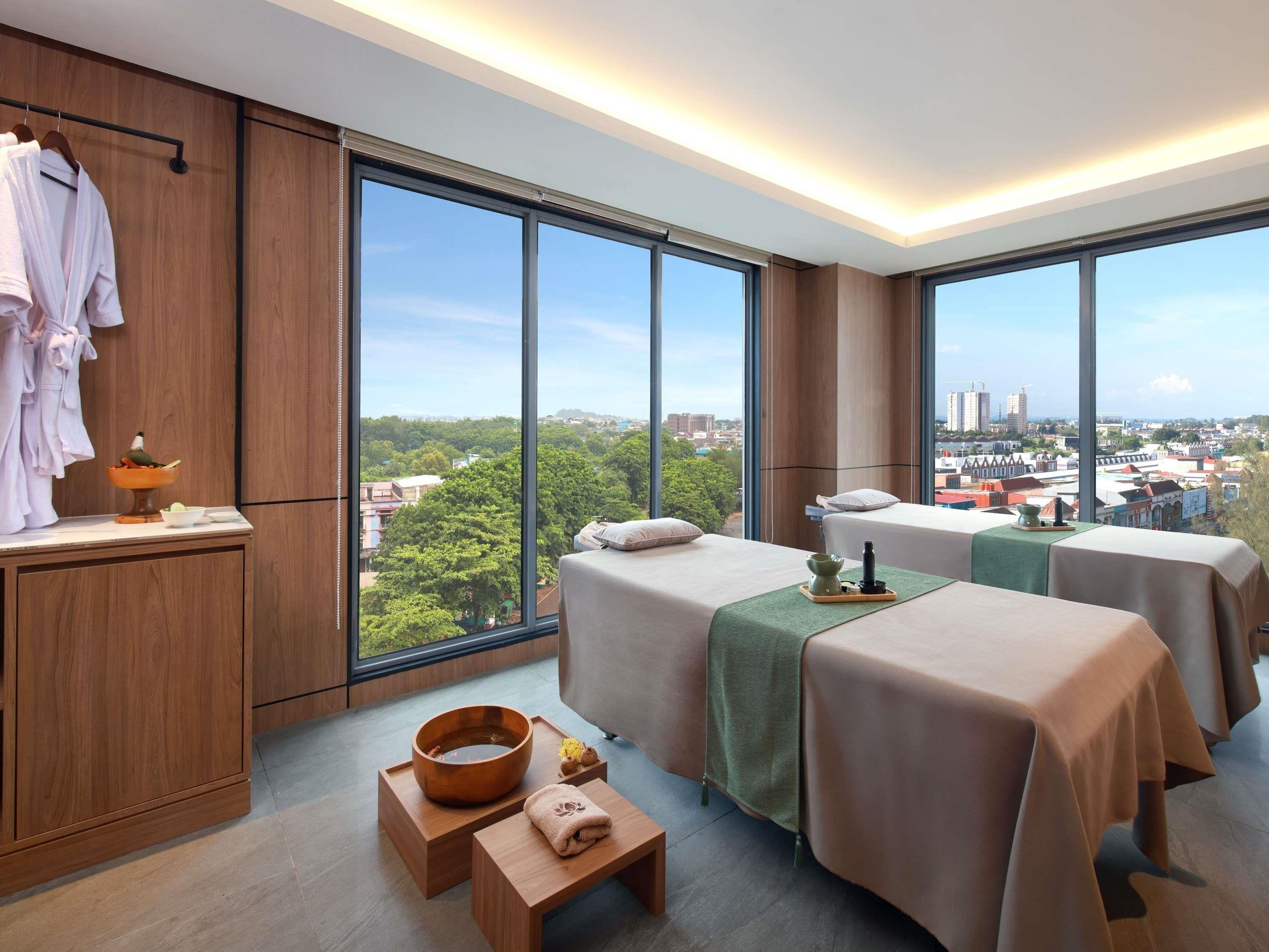 Parihoitohuone(ita), aromaterapiaa, kuumakivihierontaa