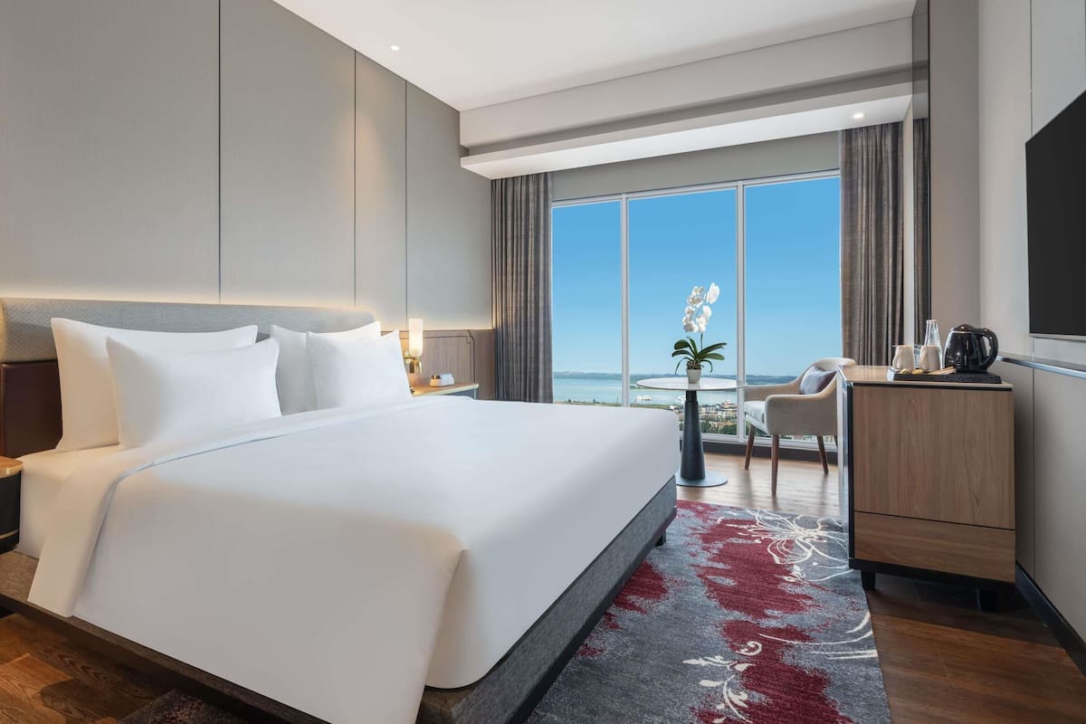 Superior kamer, 1 kingsize bed, uitzicht op de stad | Een kluis op de kamer, individueel gemeubileerd, een bureau