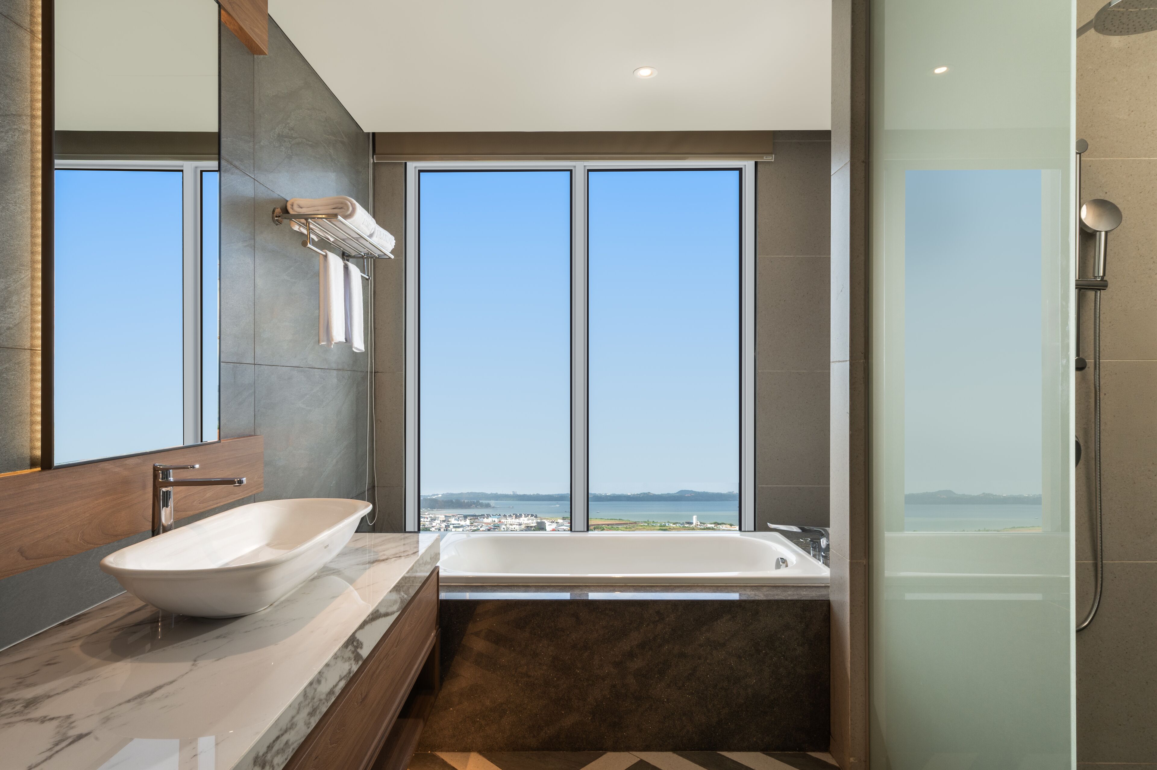 Suite – deluxe, 1 dobbeltseng, byutsikt | Bad | Toalettartikler (inkludert), hårføner, badekåper og tøfler