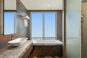 Deluxe-suite - 1 dobbeltseng - byudsigt | Badeværelse | Gratis toiletartikler, hårtørrer, badekåber, hjemmesko