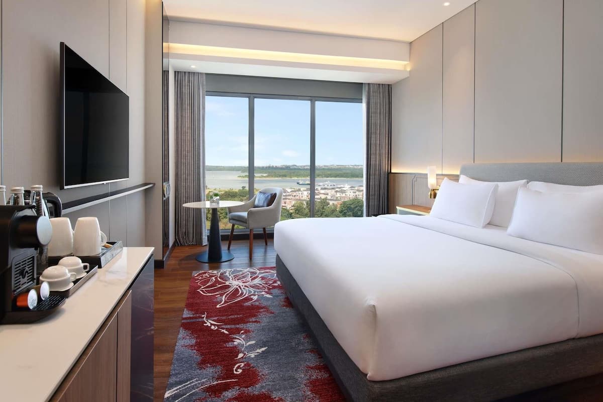 Deluxe Room, 1 King Bed, City View