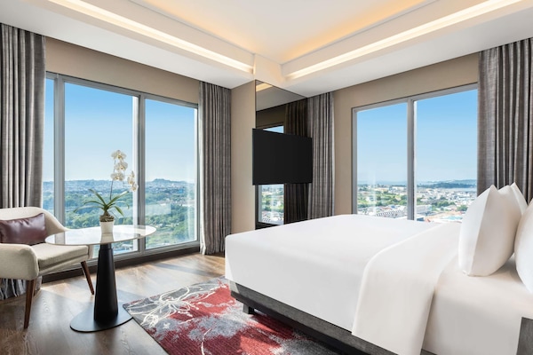 Deluxe-Suite, 1 Doppelbett, Stadtblick | Zimmersafe, Schreibtisch, laptopgeeigneter Arbeitsplatz