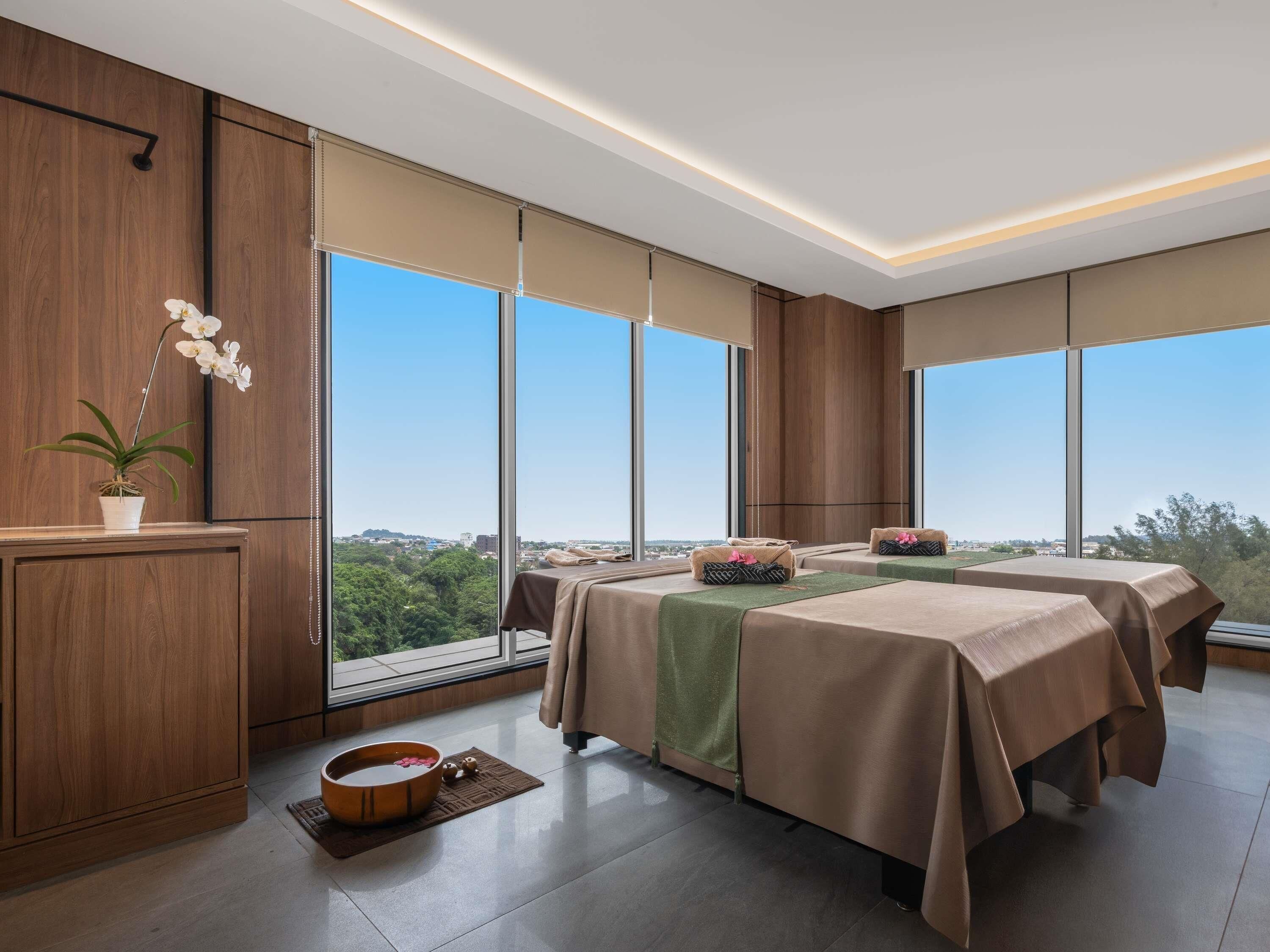 Couples treatment rooms, aromatherapy, hot stone massages, body scrubs