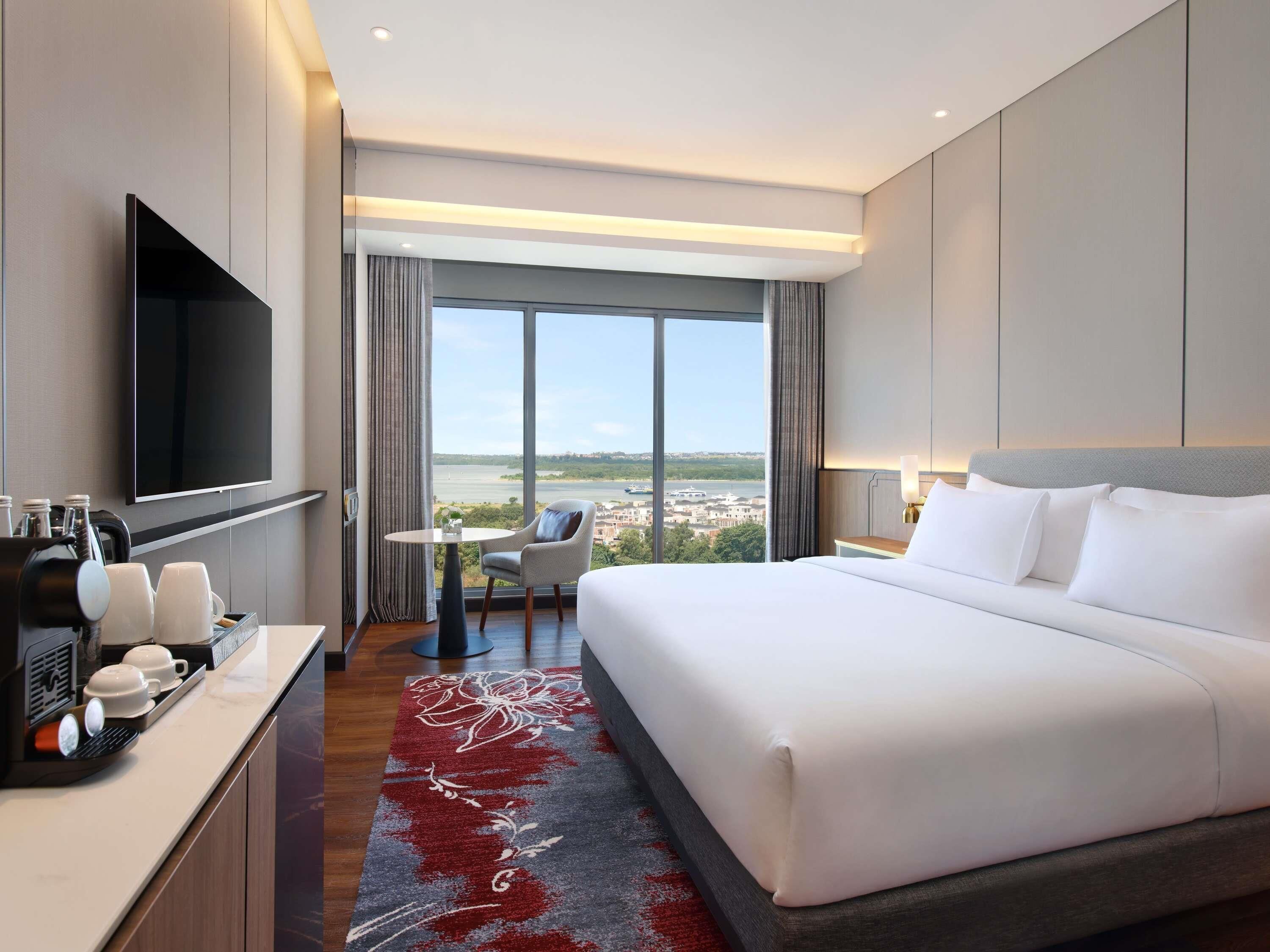 Chambre Deluxe, 1 très grand lit, vue ville | Coffres-forts dans les chambres, ameublement personnalisé, bureau