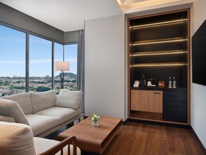 Svit Deluxe - 1 dubbelsäng - utsikt mot staden | Värdeförvaringsskåp på rummet, skrivbord och arbetsyta för laptop