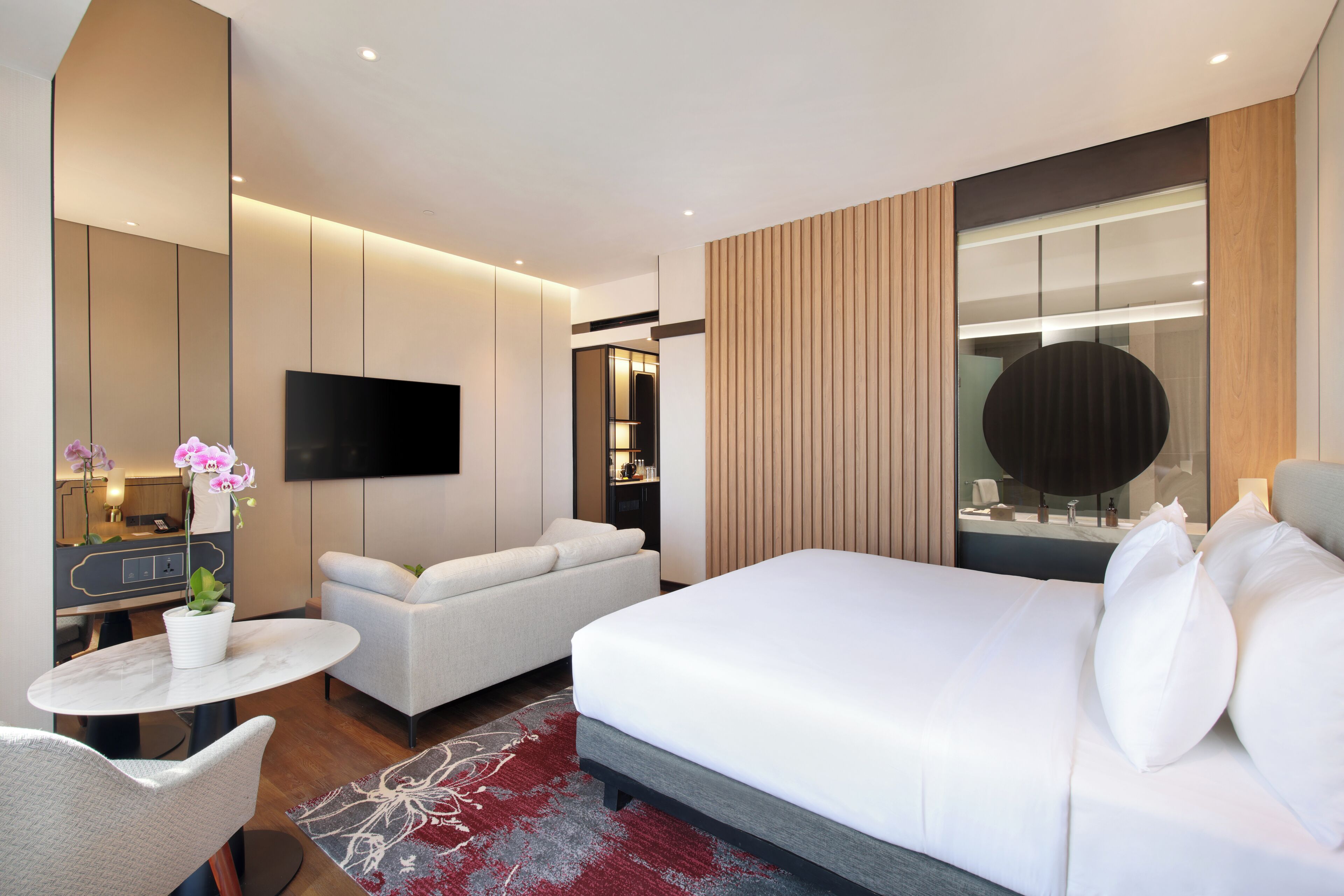 Executive-værelse - 1 kingsize-seng - byudsigt | Pengeskab på værelset, individuel indretning, skrivebord