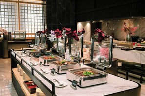 Petit déjeuner buffet (250000 IDR par personne)