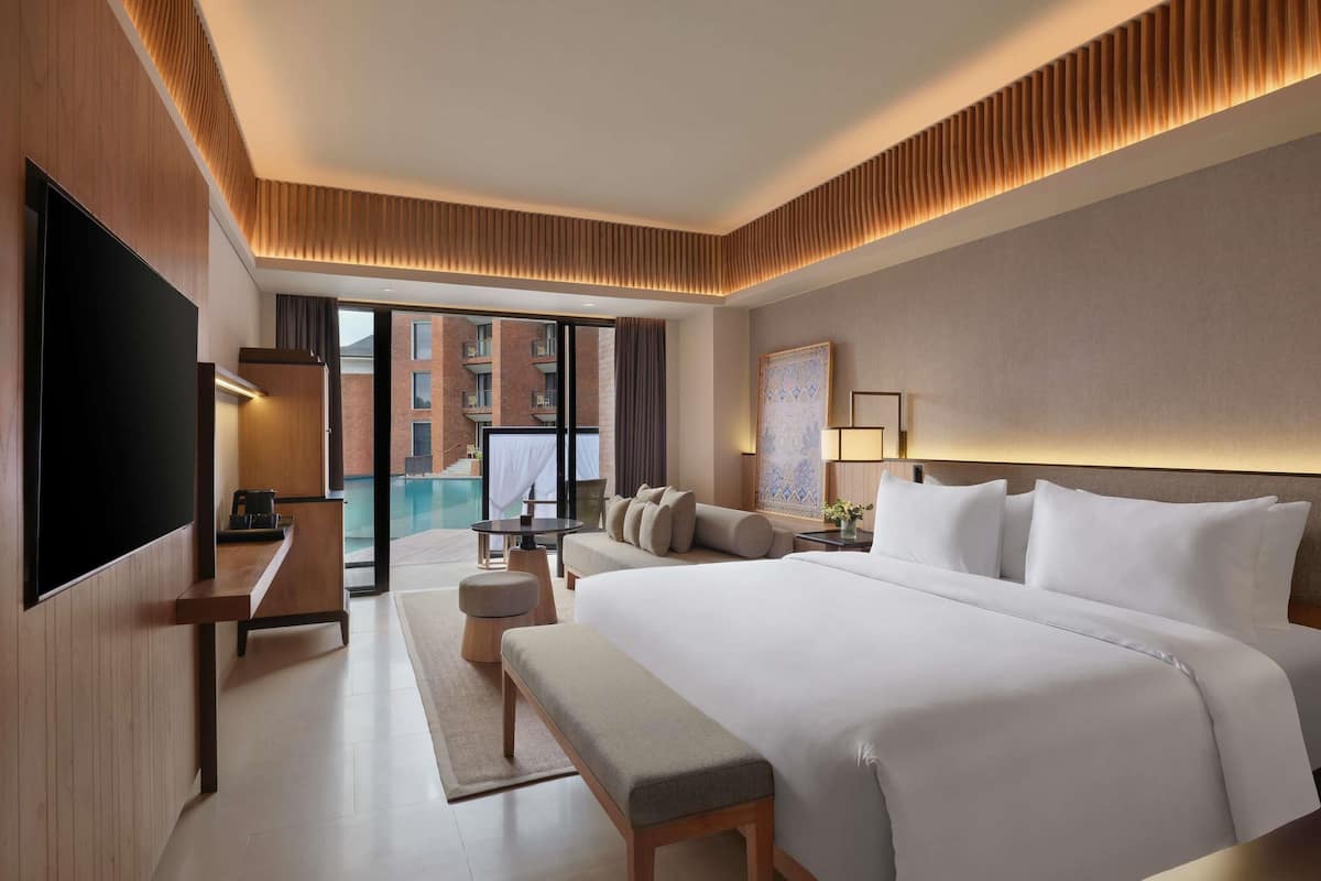 Superior room, balcony and pool view - 1 king bed | In-room safe, desk, blackout curtains, soundproofing