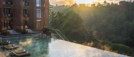 2 piscinas al aire libre (de 07:00 a 18:00), tumbonas