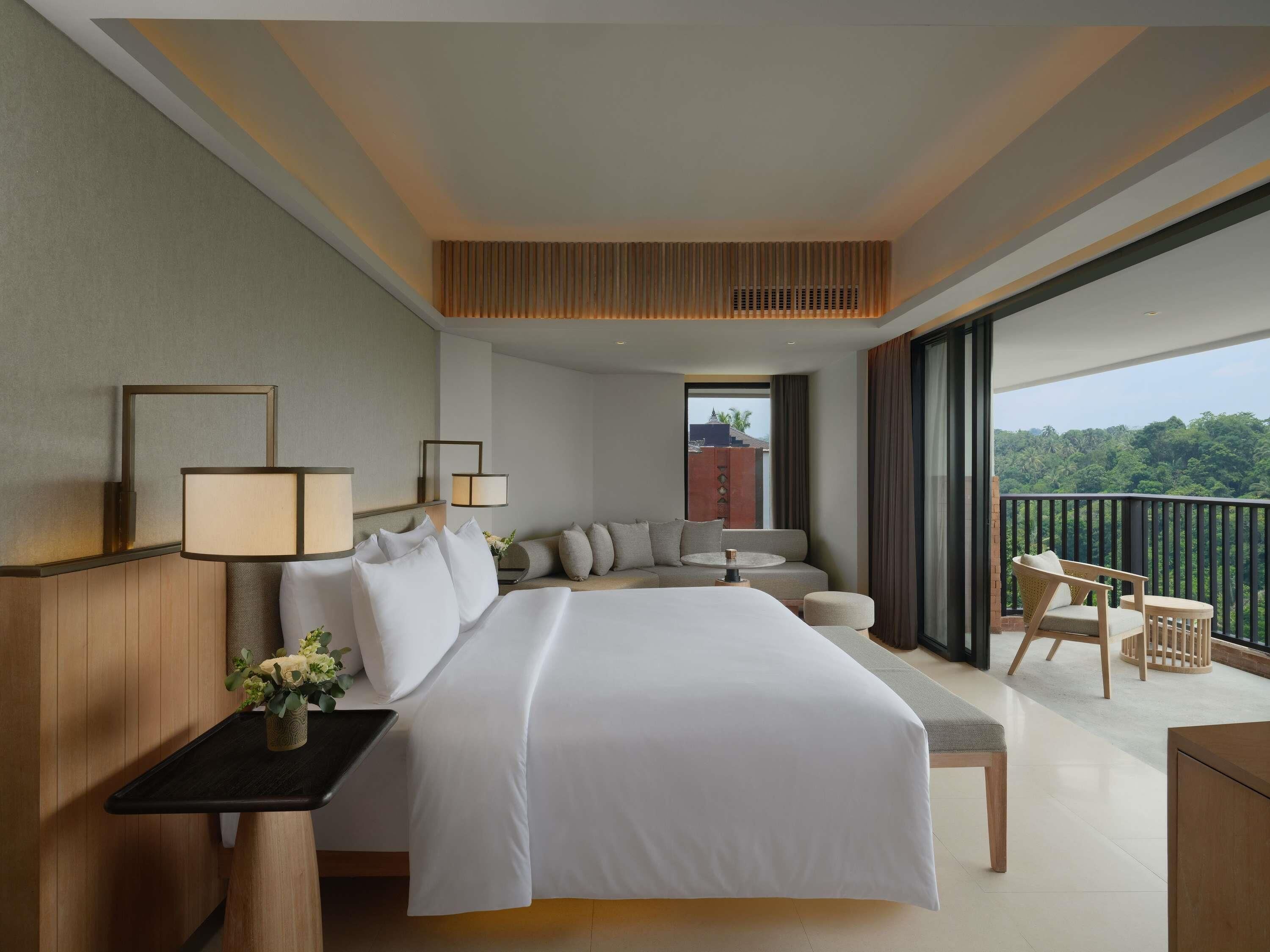 Grand Deluxe room, balcony and forest view - 1 king bed | Caja fuerte, escritorio, cortinas opacas y sistema de insonorización