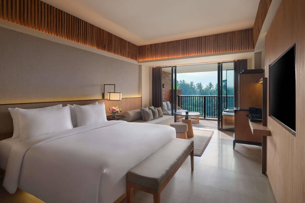 Deluxe room, balcony and forest view - 1 king bed | In-room safe, desk, blackout curtains, soundproofing