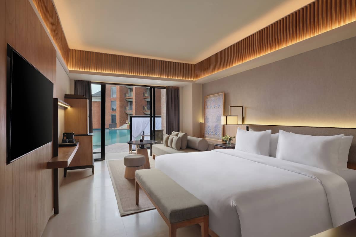 Superior room, balcony and pool view - 1 king bed | In-room safe, desk, blackout drapes, soundproofing